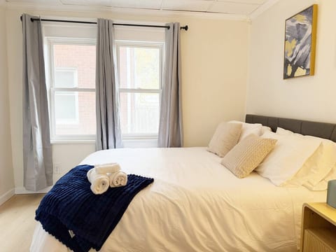 Redbrick Suites C | Queen 1BD\1BA Apt near UE