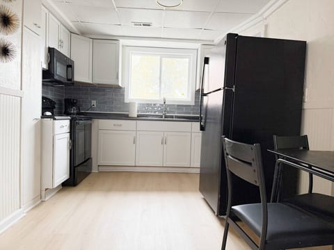 Redbrick Suites C | Queen 1BD\1BA Apt near UE