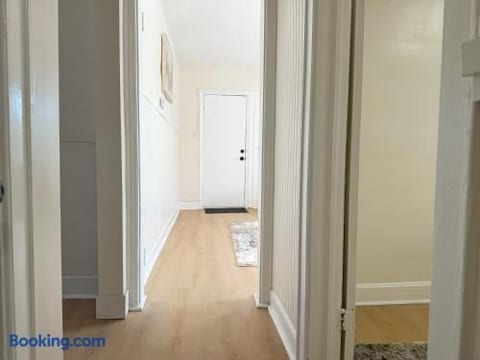Redbrick Suites D | King 1BD\1BA Apt near UE
