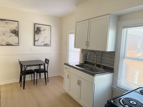 Redbrick Suites D | King 1BD\1BA Apt near UE