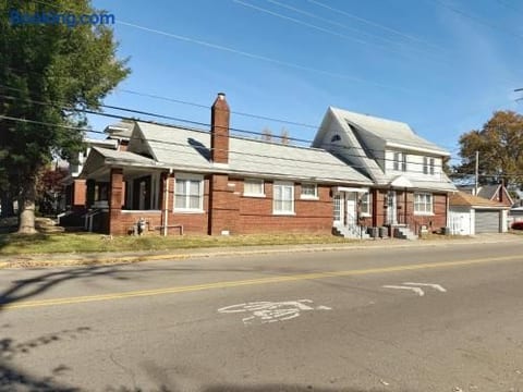 Redbrick Suites D | King 1BD\1BA Apt near UE