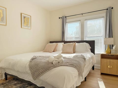 Redbrick Suites D | King 1BD\1BA Apt near UE