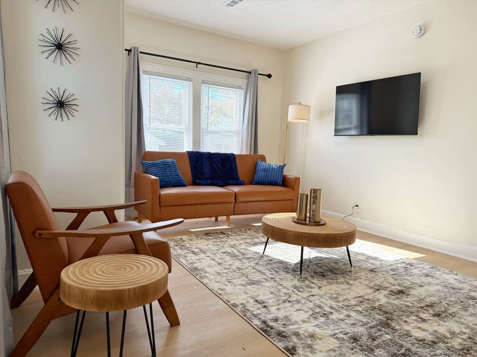Redbrick Suites D | King 1BD\1BA Apt near UE - Evansville