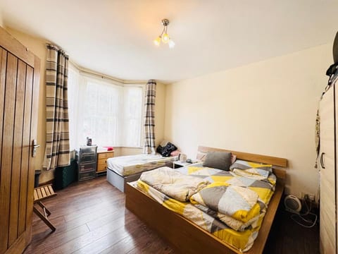 Awesome bright home in Newham image 3