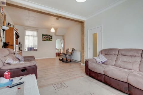 Awesome bright home in Newham image 4