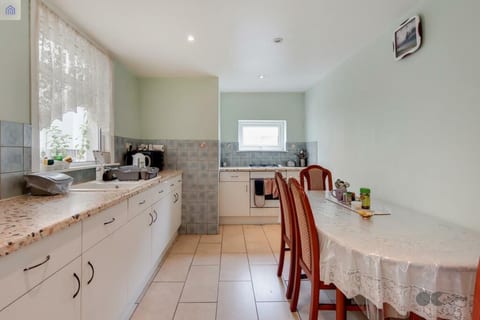 Awesome bright home in Newham image 5