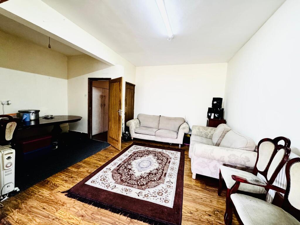 Awesome bright home in Newham image 1