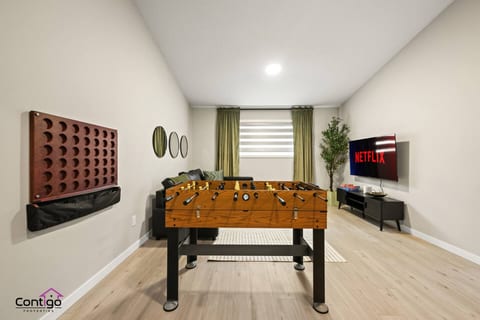 Secret Garden Retreat | Sleeps 18 | Near WEM