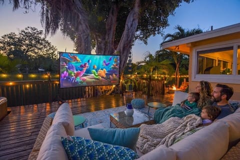 Family movie nights just got an upgrade—unwind under the stars with a cozy family film, all set beneath the shade of our beautiful tropical tree.
**Some photos include lightly enhanced or staged scenes to help show how the space can be enjoyed.