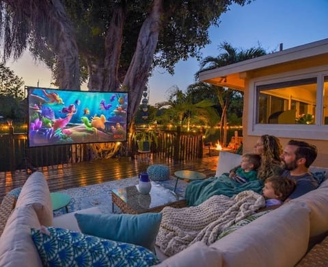 Family movie nights just got an upgrade—unwind under the stars with a cozy family film, all set beneath the shade of our beautiful tropical tree.
**Some photos include lightly enhanced or staged scenes to help show how the space can be enjoyed.