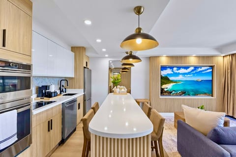 Modern Island Retreat with Open Kitchen & Cozy Lounge