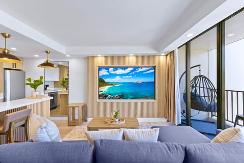 Bright Modern Condo with Balcony & Relaxing Lounge