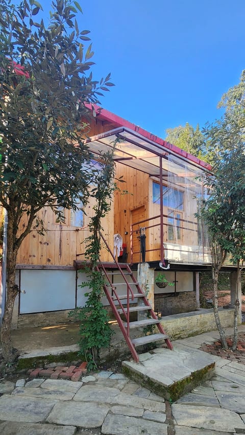 Warm handcrafted pinewood cabins with a top wooden deck and below-deck stone seating. Ideal for deep work, rest and reflection.