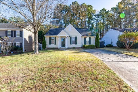 Durham Retreat •Fenced Yard, Deck & Modern Comfort