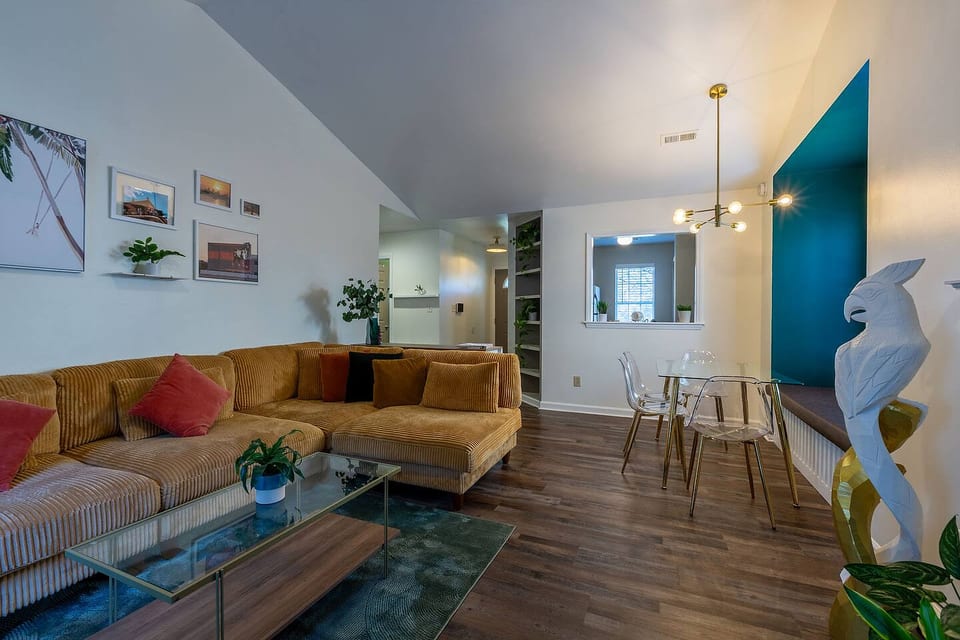 Durham Retreat •Fenced Yard, Deck & Modern Comfort - Durham