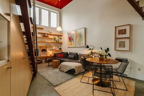 Sunlit Venice Designer Loft - 18' ceilings