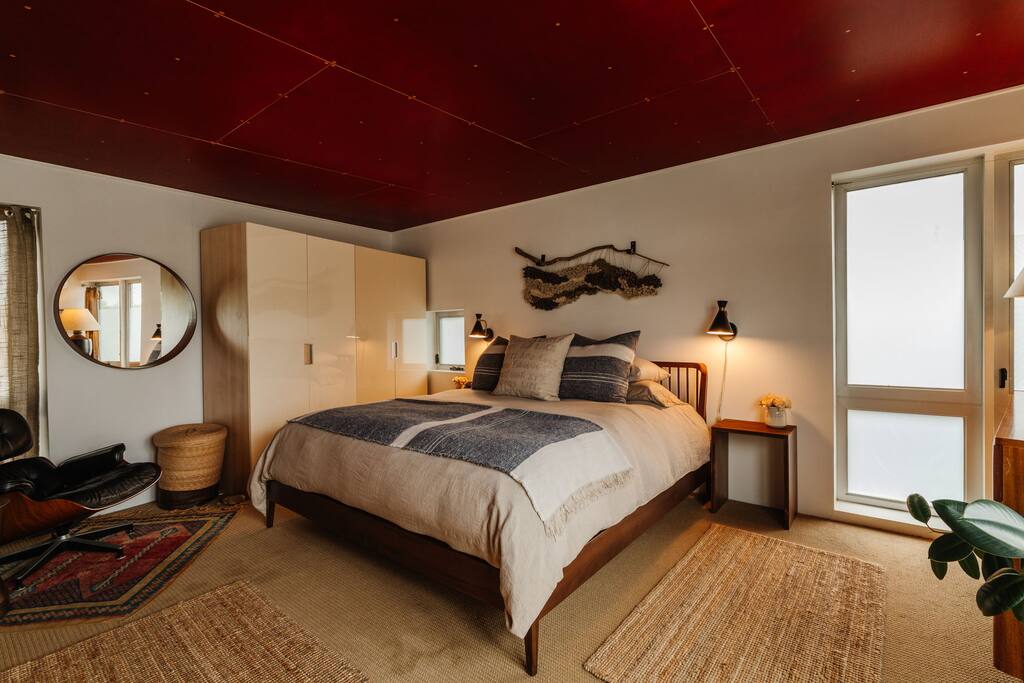 Sunlit Venice Designer Loft - 18' ceilings