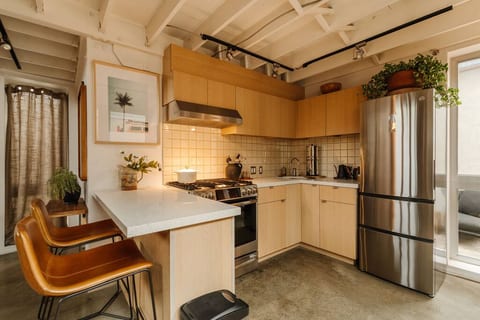 Sunlit Venice Designer Loft - 18' ceilings