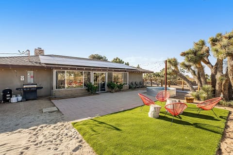 Private Desert Experience w/ Pool, Hot Tub & Stars
