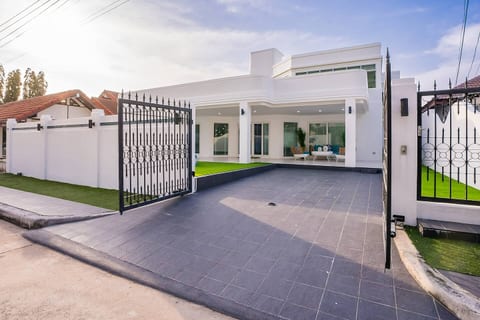 Your Beach Pool Villa – Private Stay near Jomtien