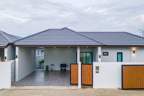 Aurora Villa Pattaya - Luxury 4BR Pool Villa