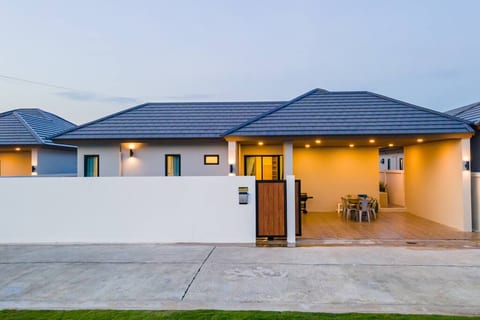 Verdant Villa Pattaya - Luxury 4BR Pool Villa