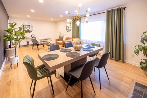 3BR, 2BA, 2 Offices, King Bed/Pets/Parking/Laundry
