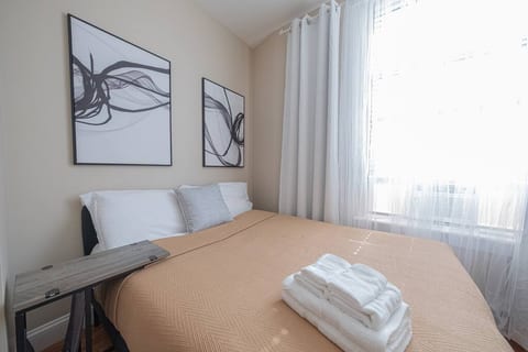 *Bright 2BR apt - 2 blocks to Central PARK West*