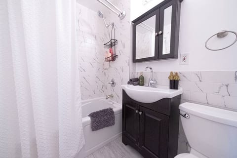 *Bright 2BR apt - 2 blocks to Central PARK West*
