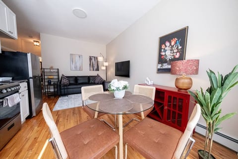 *Bright 2BR apt - 2 blocks to Central PARK West*