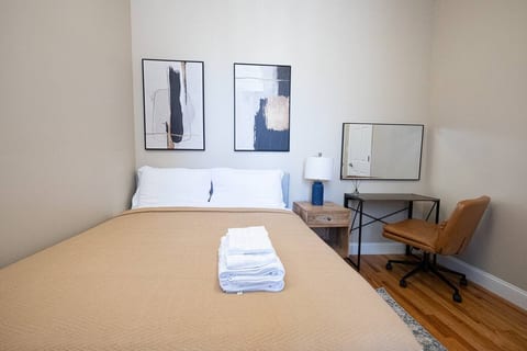 *Bright 2BR apt - 2 blocks to Central PARK West*