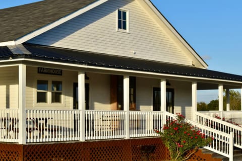 Brenham Lux Farm Getaway|Private Fishing Pond