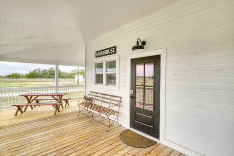 Brenham Lux Farm Getaway|Private Fishing Pond