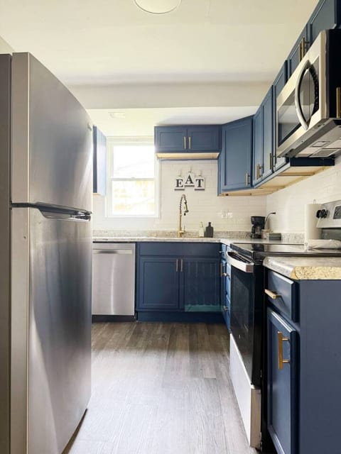 Riverside A | QUEEN 1BD/1BA Apt next to Riverfront