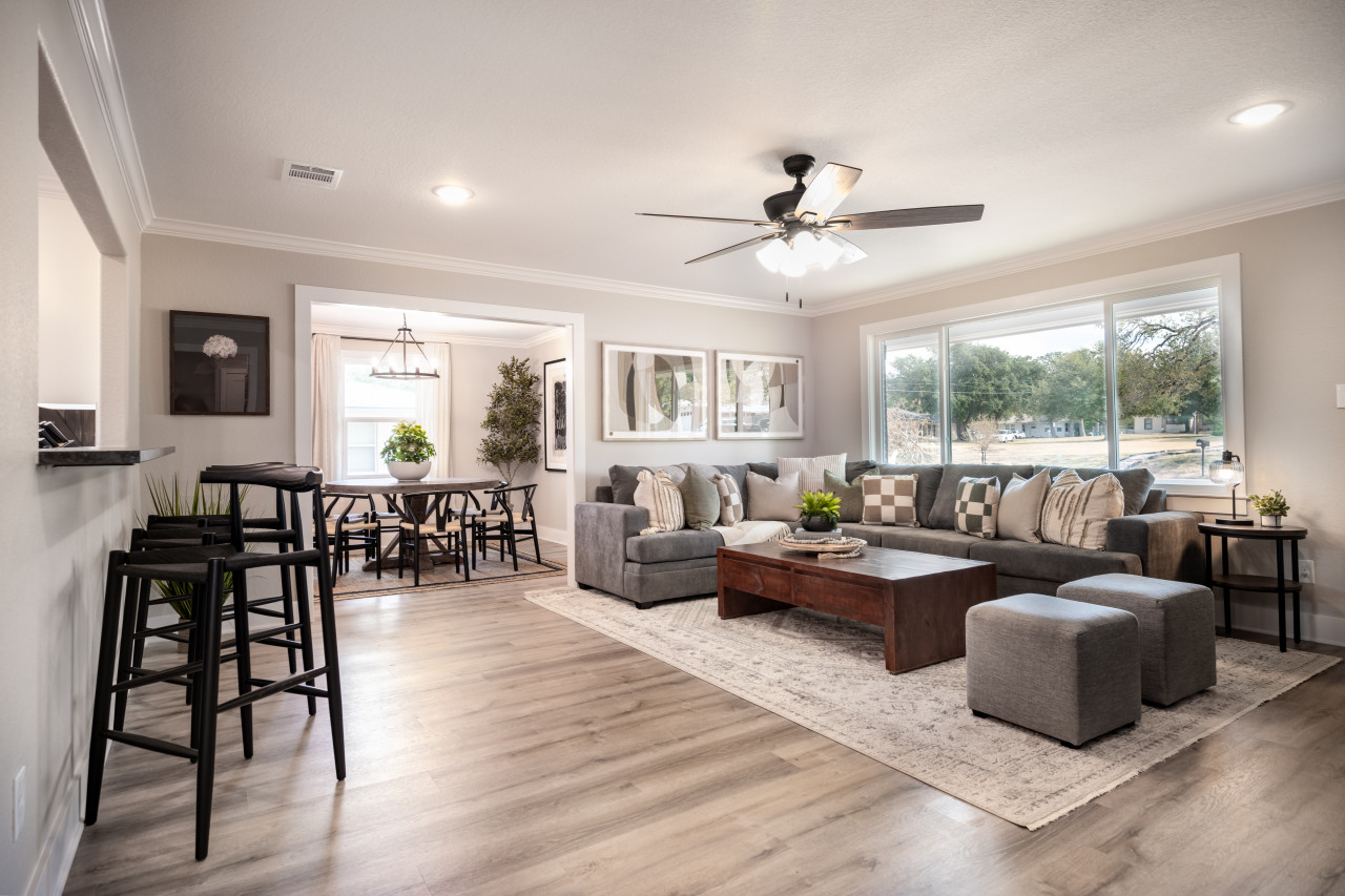 Spacious living room, seating for 7