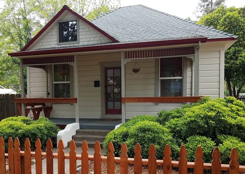 Renovated Victorian Cottage near Downtown and Park