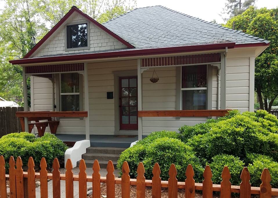 Renovated Victorian Cottage near Downtown and Park - Chico