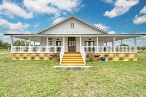 25-Acre Lux Farmhouse Escape + Pvt Fishing Pond