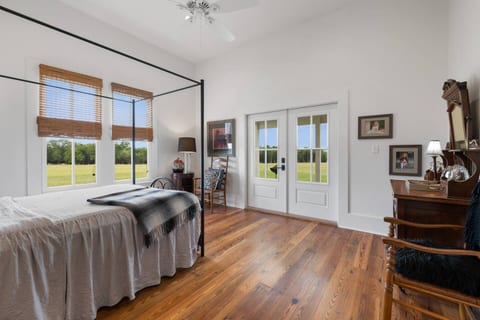 25-Acre Lux Farmhouse Escape + Pvt Fishing Pond