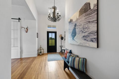 25-Acre Lux Farmhouse Escape + Pvt Fishing Pond