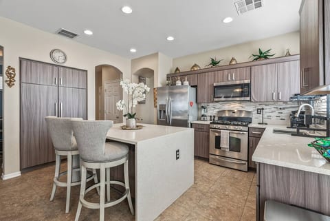 Entire Home 4BR & 2.5BA Surprise Downtown AZ WiFi