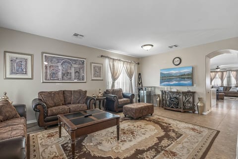 Entire Home 4BR & 2.5BA Surprise Downtown AZ WiFi