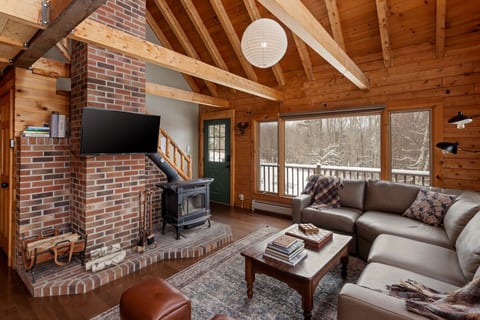 Rustic, cozy log cabin in Jay, VT ~2 mi Jay Peak image 4