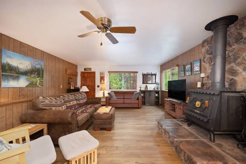 Arnold Forest Cabin • Hot Tub, Sauna & Game Room