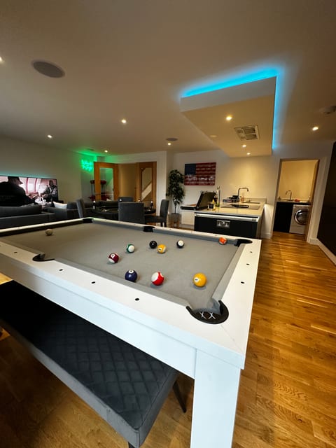 Contemporary 4 bedroom home in the heart Brighton.