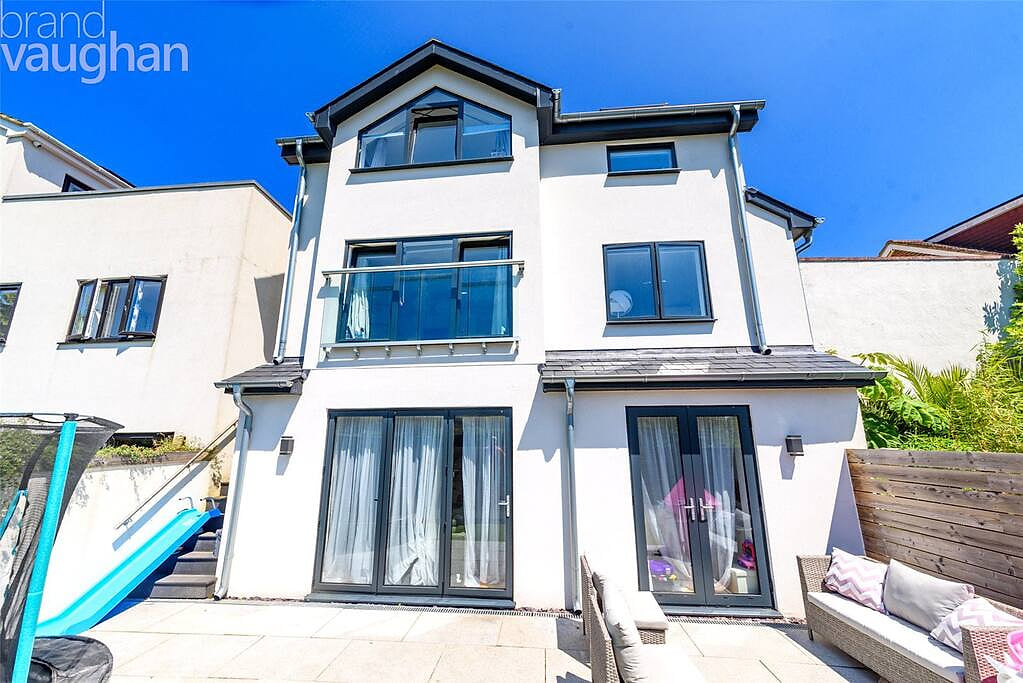 Contemporary 4 bedroom home in the heart Brighton.