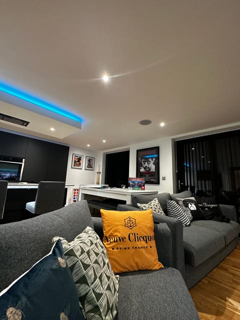 Contemporary 4 bedroom home in the heart Brighton.