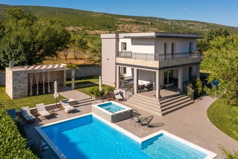 Villa Dali – Private Pool & Jacuzzi, Near Split
