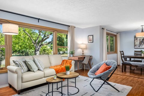 3/2 in Milwaukie - Quiet location, Free Parking!