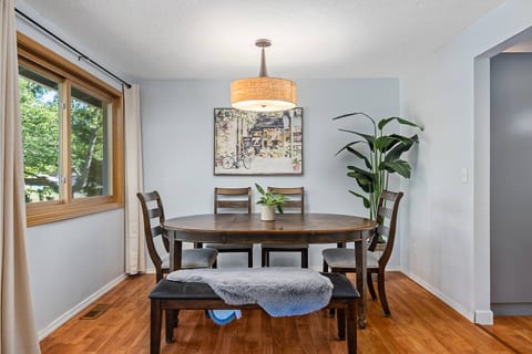 3/2 in Milwaukie - Quiet location, Free Parking!
